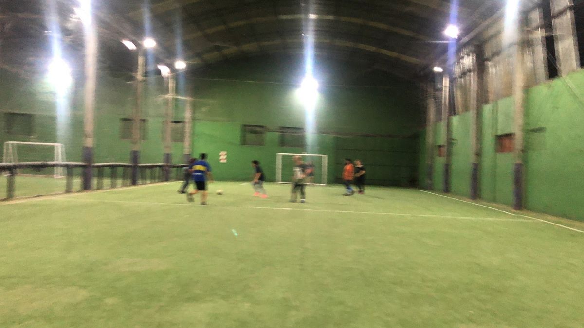Cancha de fútbol techada con iluminación