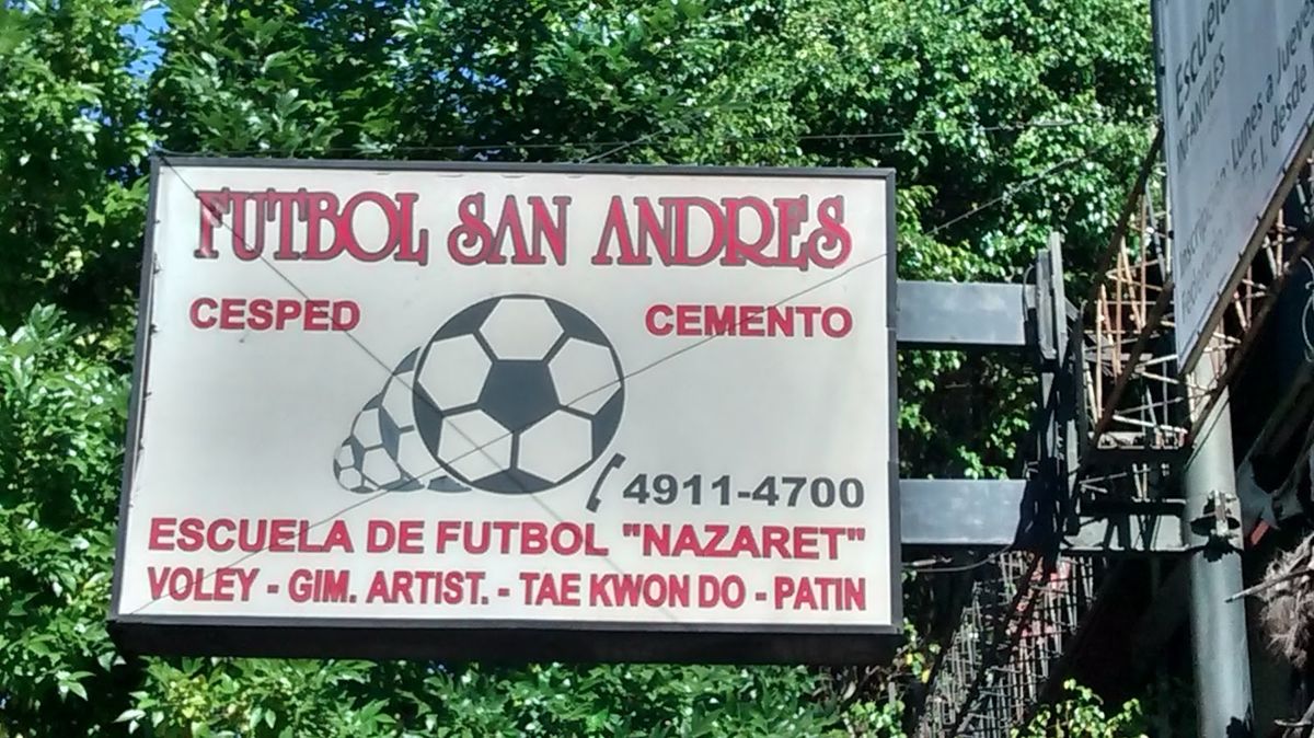 Cartel histórico de Fútbol San Andrés sobre Av. La Plata