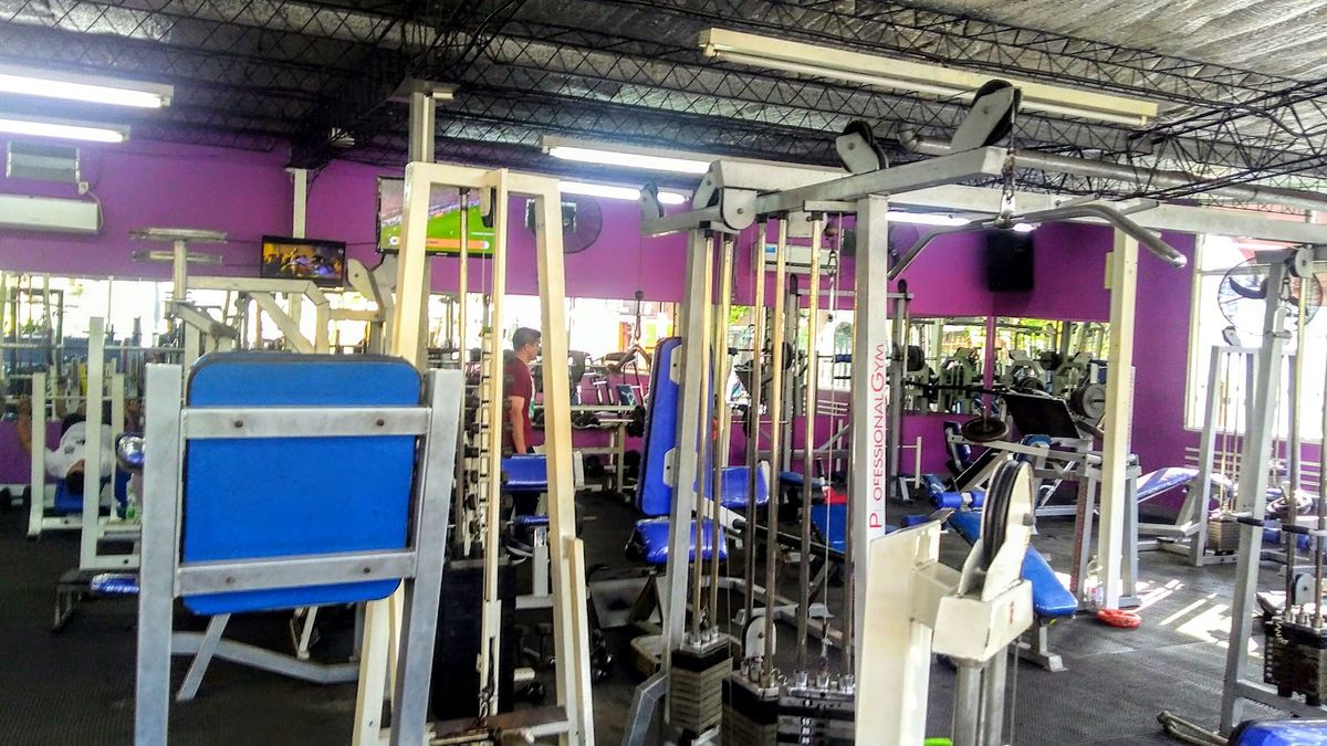 Sala de musculación con máquinas y poleas