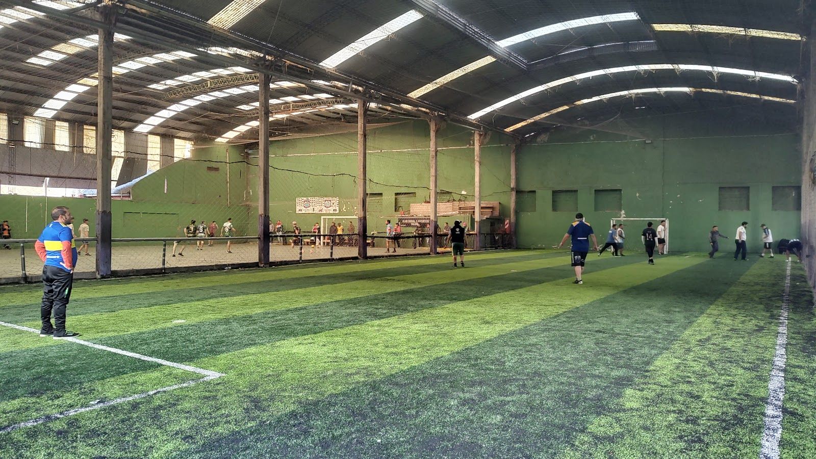 Vista general de la cancha techada de césped sintético
