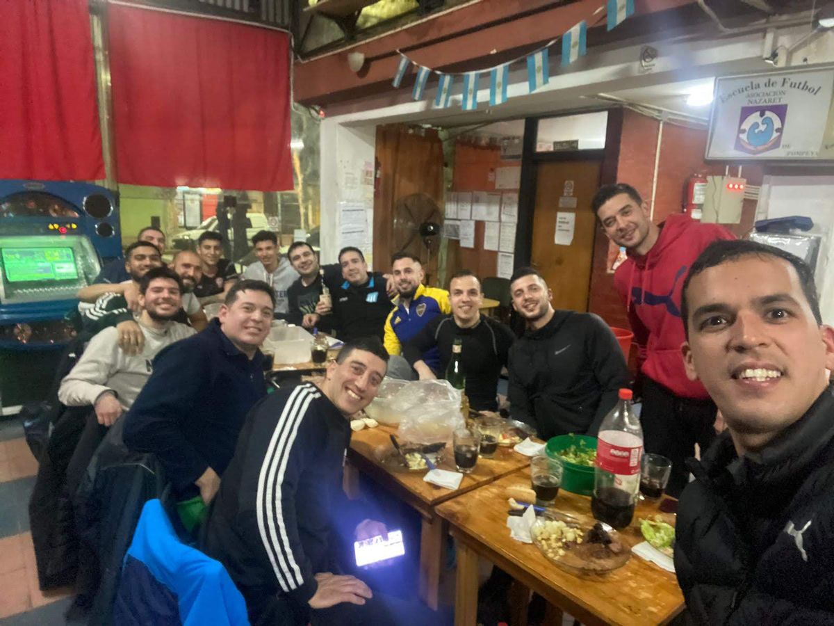 Grupo de amigos compartiendo el tercer tiempo